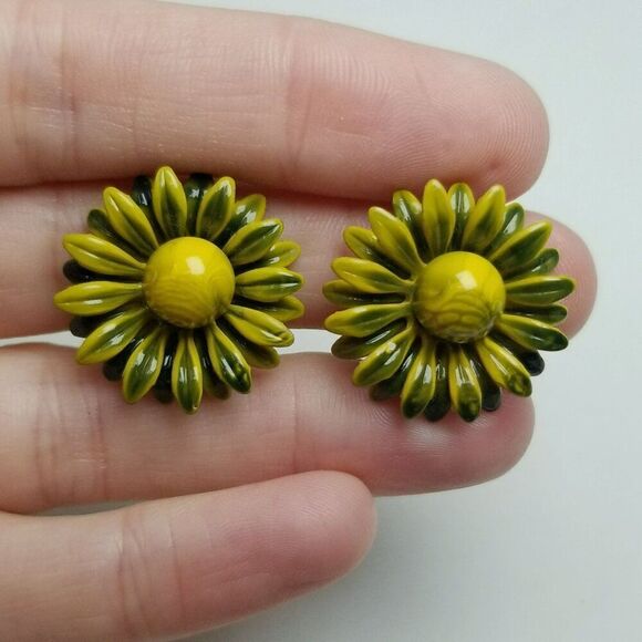 Vintage Yellow and Blue Enamel Daisy Clip On Earrings, Flower 60s 70s Style - Picture 6 of 6